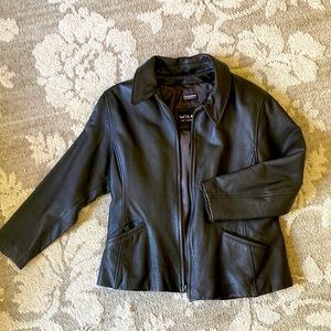 LEATHER jacket in like-new condition.🚭🏡
